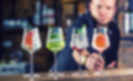 barman-pub-o-restaurante-preparando-coctel-gin-tonic-copas-vino.jpg